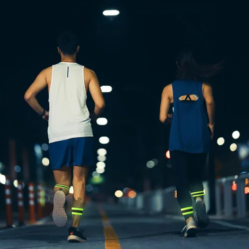 Vista 6 de PEUTIER Equipo de correr reflectante, correa reflectante para el hombro con banda de brazo para correr, bandas reflectoras nocturnas de alta