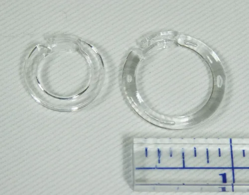Vista 2 de Anillos divididos de plástico transparente para cortinas y cenefas, grandes, 25 por paquete