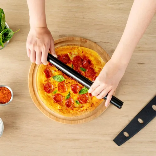 Vista 7 de Restaurantware Met Lux - Cuchillo de pizza de 13.8 x 3.5 pulgadas, 1 hoja de balancín de pizza duradera, mango redondeado lavable en lavavajillas
