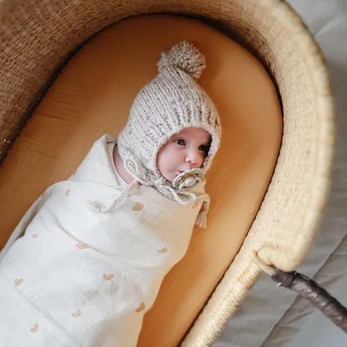 Vista 4 de mushie Sábana de muselina extra suave para cuna 30 x 16 pulgadas (amarillo otoño)