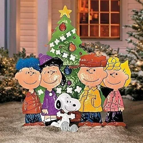 Peanuts Gang Around The Tree Arte de Navidad para exteriores, decoración navideña de metal martillado (36 pulgadas, Peanuts Gang Around The Tree)