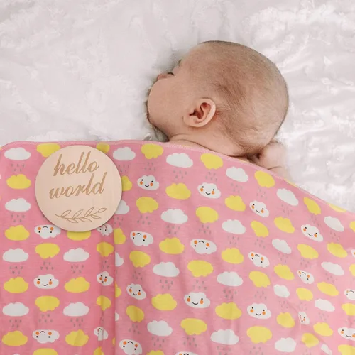 Vista 3 de DRESHOW BQUBO - Conjunto de gorro de algodón para bebé, manta para recién nacido, con orejas de oso, tarjeta de anuncio de nacimiento de madera