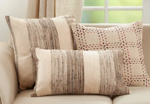 Vista 5 de SARO LIFESTYLE Isla Berry Design - Almohada de cuadros cosida con relleno de plumón, 20 x 20 pulgadas, natural