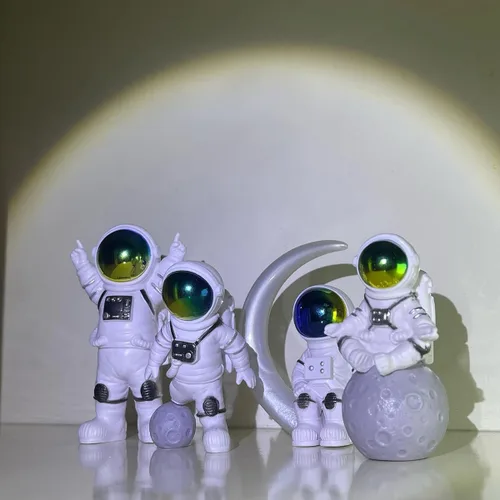 Vista 4 de Decoración de Astronauta, Nuevos Adornos de Astronauta con Patinetas, Estatuas de Astronauta Decorativas para Tartas para Decoración de Escritorio