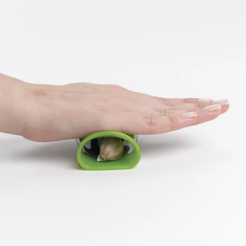 Vista 3 de Pelador de ajos de silicona OXO Good Grips con estuche de almacenamiento que permanece limpio, transparente, 1 unidad