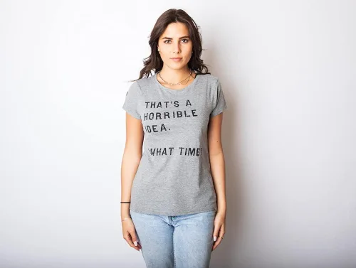 Vista 3 de Camiseta divertida con texto en inglés "Thats A Horrible Idea What Time" para mujer