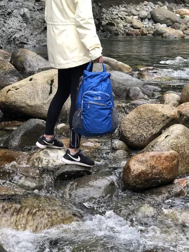 Vista 4 de Outlander Mochila de senderismo 100% impermeable, ligera, plegable, para viajes, mochila de día