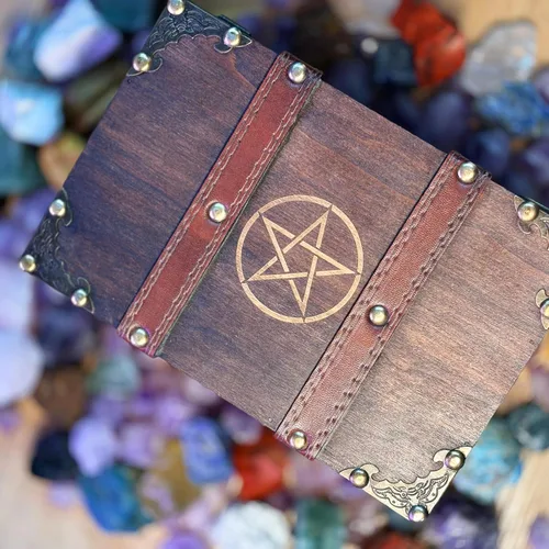 Vista 3 de Pentacle - Caja de almacenamiento de madera grabada con forro de terciopelo, altar celta y cofre de recuerdo para cristales, tarot y suministros