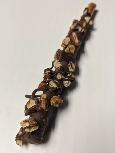 Varillas de pretzel cubiertas de chocolate para amantes de la nuez hecha a mano con chocolate sumerg