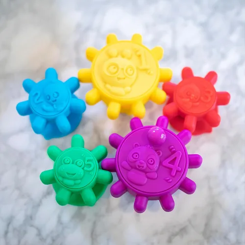 Vista 2 de Baby Einstein Gears of Discovery - Juguetes sensoriales con ventosa para baño, juego en el suelo, viajes y más, 5 unidades, multicolor, sin BPA, más