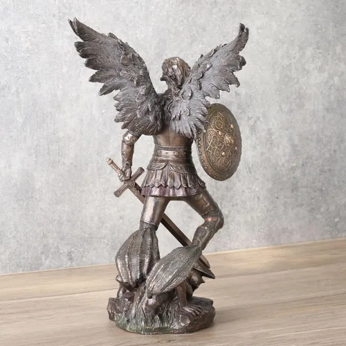 Vista 4 de San Miguel de 12.75 pulgadas de pie en el demonio con la estatua de espada y escudo