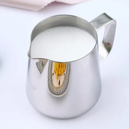 Vista 2 de Jarra de espuma de leche de 11.8 fl oz/12 onzas, jarras de vapor de acero inoxidable para leche, café, capuchino, latte Art Barista, jarra de leche