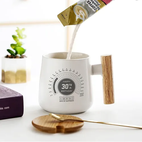 Vista 2 de DAHODA Taza de cerámica personalizada con mango de madera con tapa de bambú y cuchara de acero inoxidable, regalo de cumpleaños para esposa, marido