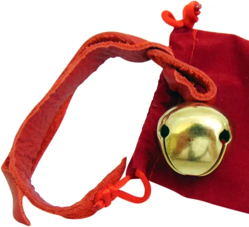 Vista 2 de Believe Ornament - Campana de trineo de latón con cordón de cuero, decoración para árbol de Navidad con bolsa de regalo