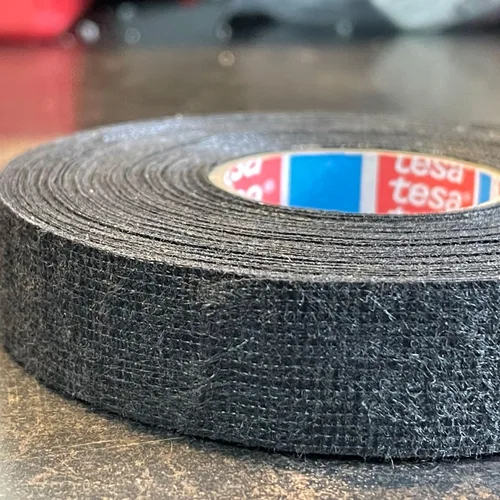 Vista 2 de 1 rollo Tesa 51608 PET Fleece Cinta de arnés de cable automotriz para flexibilidad y amortiguación de ruido, 0.748 in* 82.0 ft