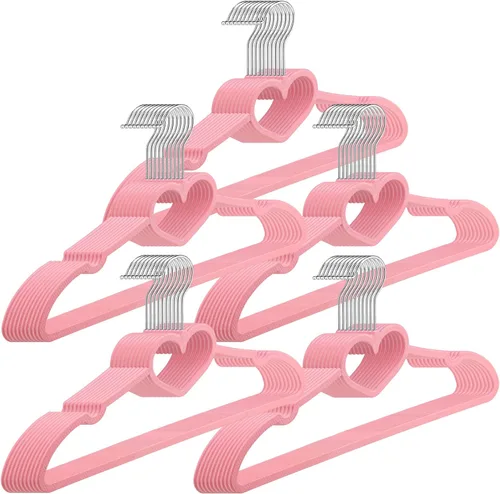 Vista 8 de Qunclay 50 piezas de perchas de terciopelo rosa brillante con forma de corazón, perchas antideslizantes de fieltro para ropa, percha de corazón
