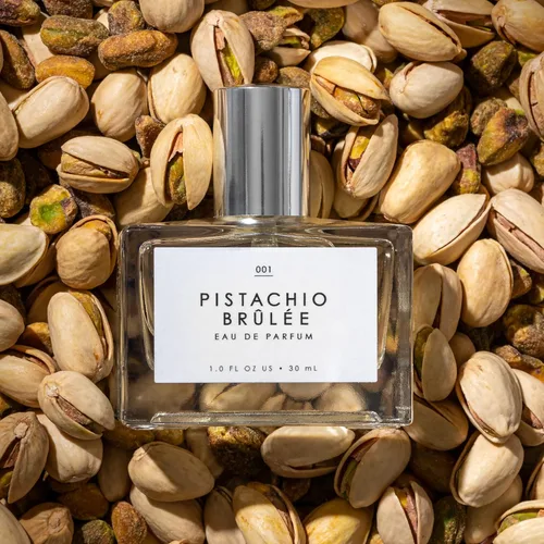 Vista 29 de Le Monde Gourmand Fraise Fouettée Eau de Parfum - 1 fl oz (1.0 fl oz) - Notas de perfume de vainilla, fresa, azúcar