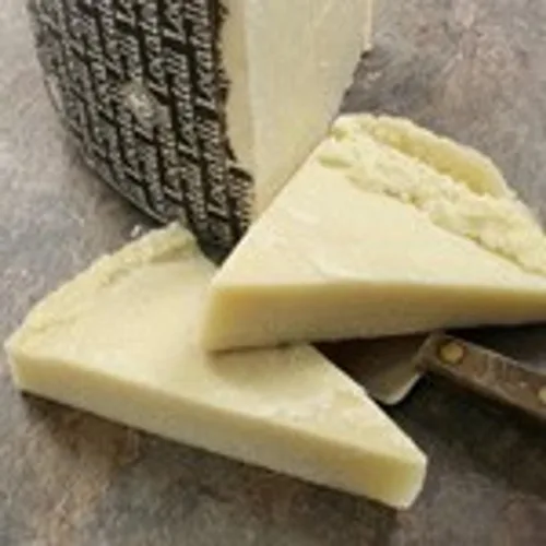 Cuña italiana importada de Pecorino Romano – 8 oz de queso de oveja puro cortado a mano envejecido durante 8 meses – Afilado, picante y picante con