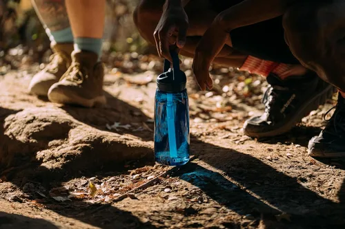 Vista 10 de CamelBak Thrive - Botella de agua con pajita de 20 onzas, color rubor Blush Dawn