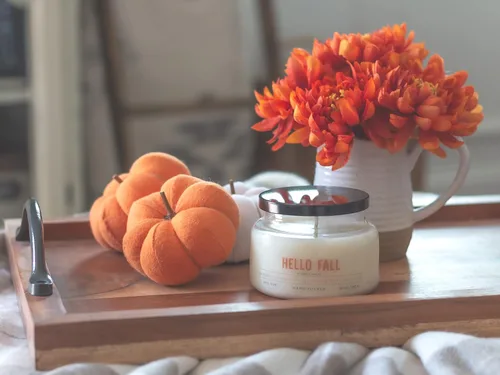 Vista 3 de Vela de soja Hello Fall Vela perfumada fuerte de calabaza, canela, nuez moscada, té negro y vainilla, larga duración de más de 40 horas, fabricada