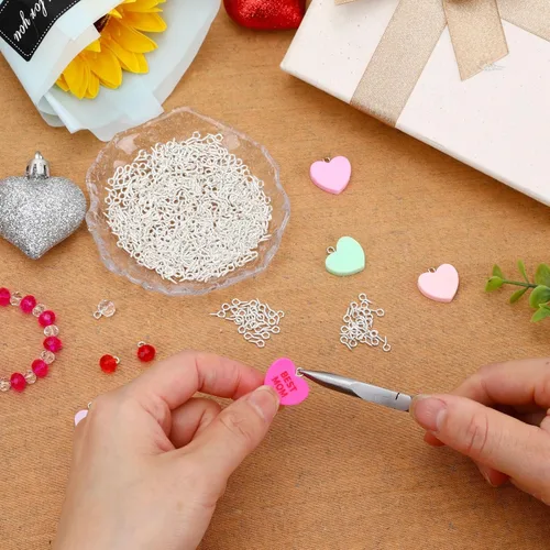 Vista 3 de AUGSUN Tornillos de ojo, 700 piezas de tornillos de ojo plateados de 8 x 4 mm, mini ganchos de ojo para manualidades, proyectos DIY y tapas