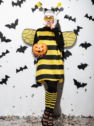 Vista 4 de AOTHSO Paquete de 7 disfraces de abeja de Halloween para mujer, diseño de alas de abejorro, diadema, calcetines para dama de abeja, accesorios