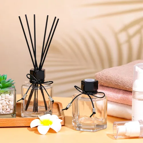 Vista 4 de Huquary Juego de 4 botellas difusoras de varillas de 4.06 onzas (4.1 fl oz), frascos con tapas y palitos de ratán negro, accesorios de fragancia