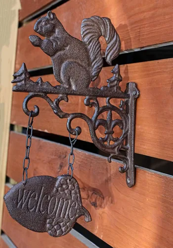 Vista 2 de Ebros Gift Ardilla de hierro fundido rústico con diseño de pergamino, estilo vintage, estilo de campo occidental, con letrero de bienvenida