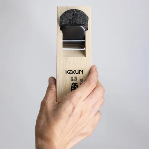 Vista 2 de KAKURI Plano de bloque japonés para carpintería 1.654 in, hoja de acero azul Aogami No.2, herramienta profesional para cepillar la mano, fabricada