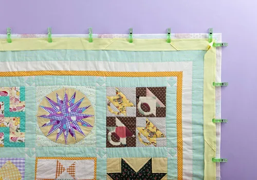 Vista 3 de Clover 3157, pinzas jumbo, con marcas para margen de costura, 24 piezas, 2 1/4 pulgadas, verde