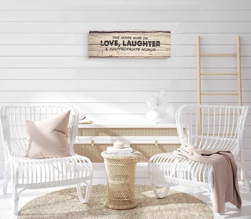Vista 6 de Decoración de pared con citas en lienzo estirado, con texto en inglés «This House Runs On Love, Laughter & Inappropriate Humor», decoración de pared