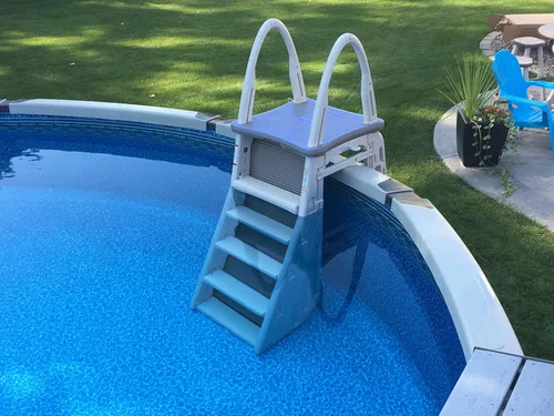 Vista 4 de Confer Plastics 7200 Roll Guard Escalera de Plataforma Ajustable de 48" a 56" con Marco en A de Seguridad para Piscinas Elevadas de Patio al Aire
