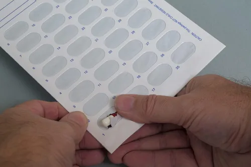 Vista 5 de SureMed Cold Seal - Tarjeta blíster de medicamentos de dosis única para 31 días, 100 tarjetas y 100 ampollas