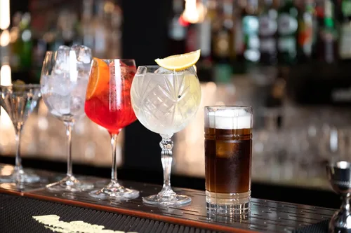 Vista 2 de Barski Copas de vino – Gin Tonic – Cóctel – Cupé – Copa – Juego de 6 vasos de cristal – Copas de globo bellamente diseñadas – Cada copa es de 18