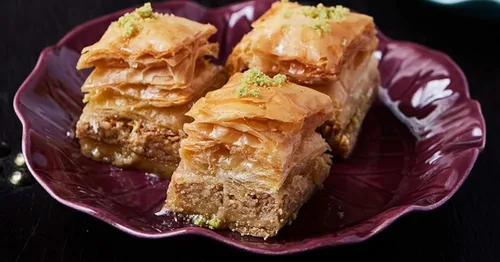 Vista 8 de Cedar Pastries Surtido de Baklava de 19 piezas - Caja de regalo de postre mediterráneo - Pasteles filo de pistacho, anacardos y nueces - Dulces