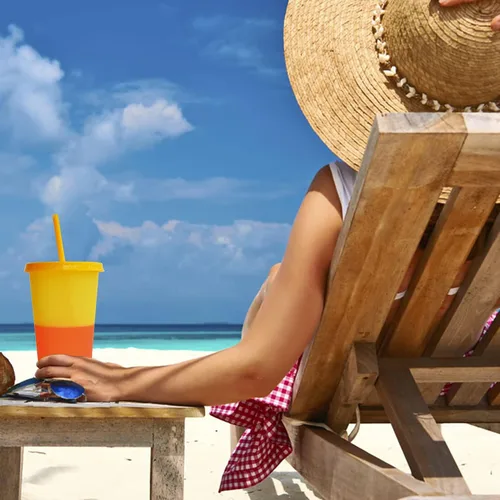 Vista 4 de Vasos que cambian de color, paquete de 5 vasos de plástico de 24 onzas, tazas reutilizables para café helado y batido con tapas y pajitas