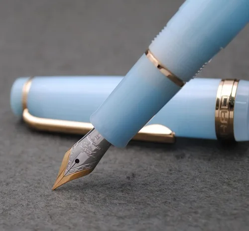 Vista 5 de JINHAO 82 - Pluma estilográfica con clip dorado (punta F 0.020 in, azul cielo transparente)