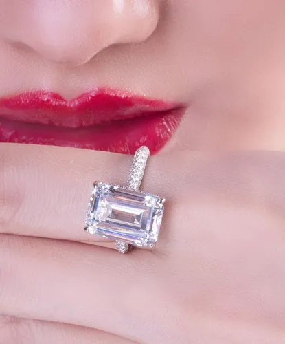 Vista 6 de AINUOSHI Anillo de compromiso de boda con diamantes de imitación de diamantes de imitación de circonita cúbica de corte esmeralda de 6 quilates