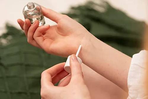 Vista 4 de The Body Shop Aceite de perfume de almizcle blanco, aroma fresco, floral e icónico, vegano, 0.7 fl oz