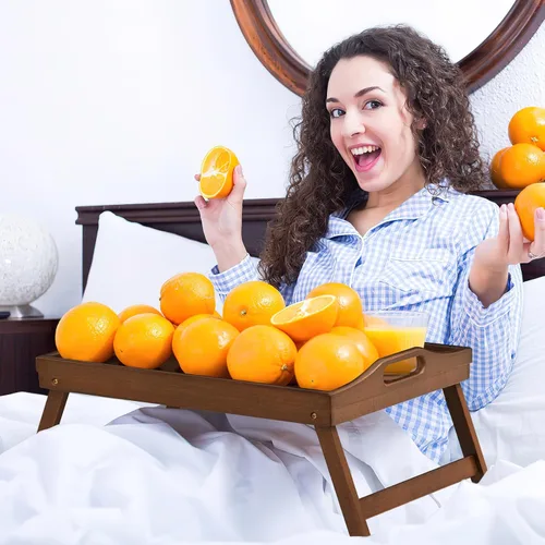 Vista 4 de Paquete de 2 bandejas de cama para mesa de desayuno, bandejas para servir, bandeja de bambú para cama/laptop con patas plegables, asas y soportes