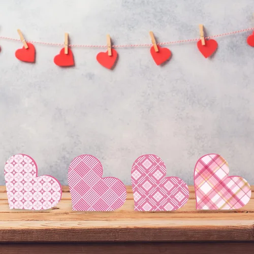 Vista 6 de Whaline 6 recortes en forma de corazón de madera de pino para manualidades y decoración