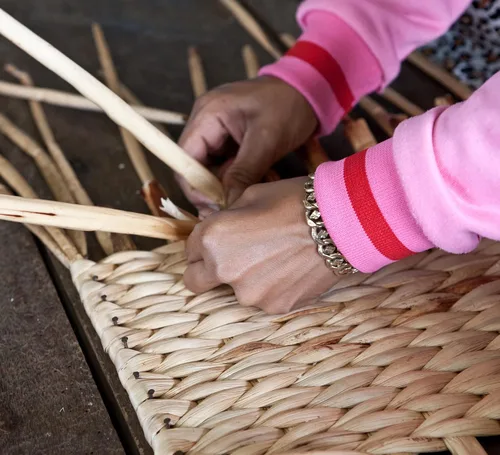 Vista 7 de eHemco Cestas grandes cuadradas de mimbre de jacinto tejido para despensa con marco de alambre de hierro, 11"x11"x10", natural, juego de 2