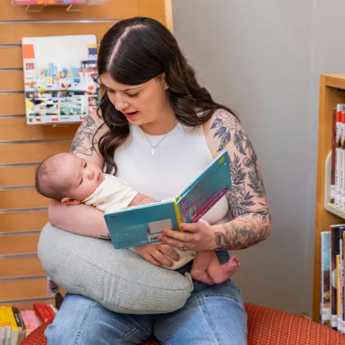 Vista 10 de Boppy Anywhere - Almohada de lactancia de viaje, compacta, ergonómica y almohada de lactancia materna con cierre de presión y bucle para colgar