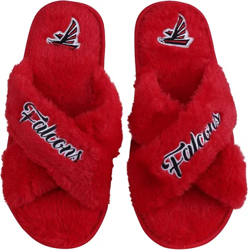 Vista 25 de FOCO Pantuflas deslizantes cruzadas mullidas con logotipo de texto del equipo NFL para mujeres