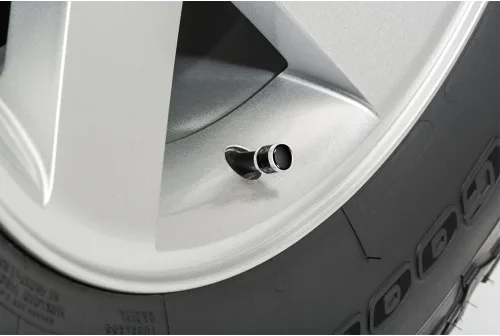Vista 2 de iPick Image Para Dodge Scat-Pack en negro sobre barril de fibra de carbono real, tapas de vástago de válvula de neumático de aluminio plateado