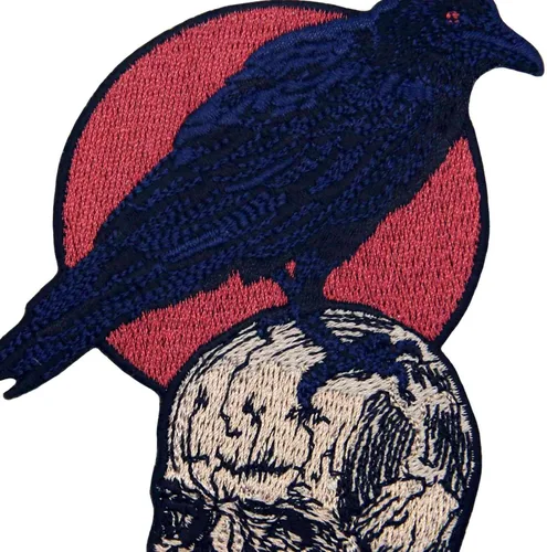 Vista 2 de El cuervo en el cráneo parche bordado aplique insignia para planchar en el emblema