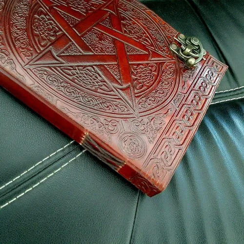 Vista 3 de Diario de piel con diseño de pentáculo grimoire, color marrón, tamaño grande, color negro