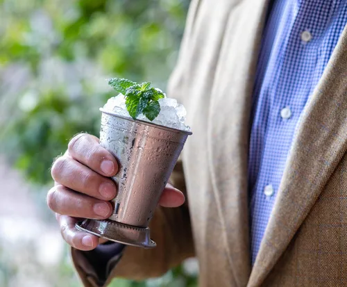 Vista 2 de Mint Julep Cups: vasos de acero inoxidable, juego de 2 o juego de 4, vasos de cóctel de metal de 12 onzas, suministros para fiestas