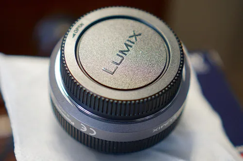 Vista 5 de Panasonic Lumix G H-H020 20mm f/1.7 Aspherical Pancake Lens for Micro Four Thirds Interchangeable Digital SLR Cameras