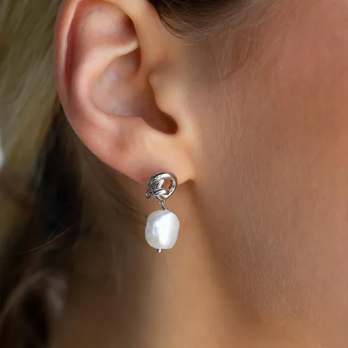 Vista 2 de Nupdot Aretes colgantes de perlas para mujer Aretes de plata de ley S925 con perlas de imitación de concha de imitación, aretes colgantes